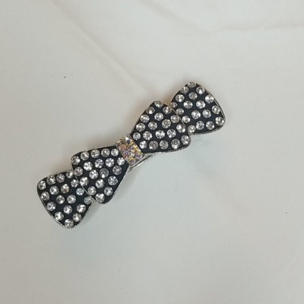 Silver color Hair clip.